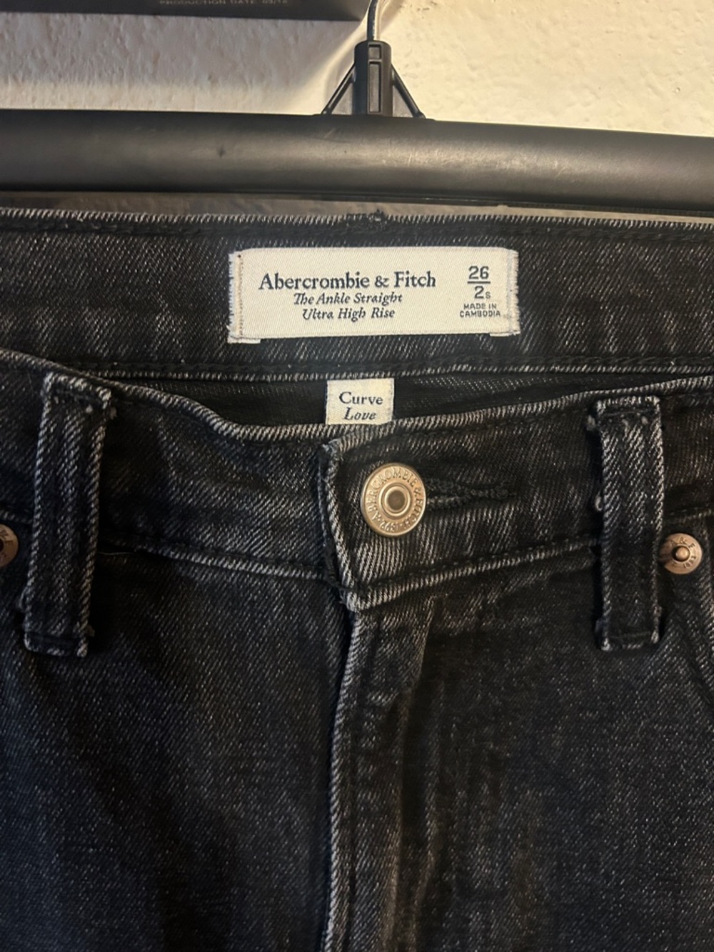 Abercrombie Curve Love High-Rise Black Straight Jeans size 2 Short - Picture 2 of 4